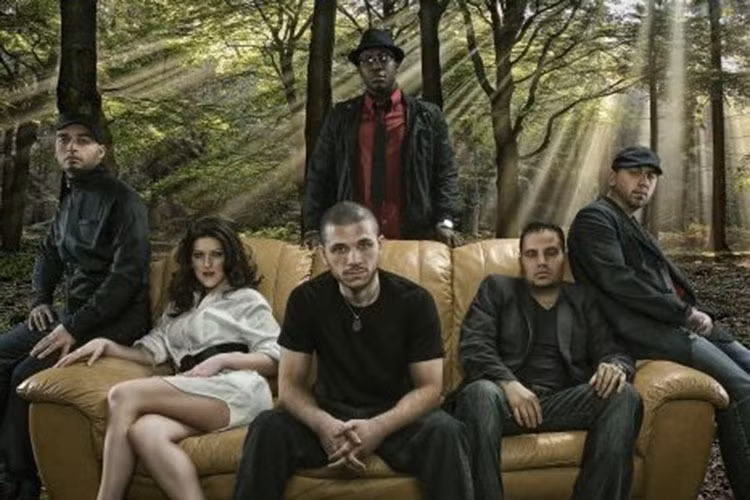 Hình ảnh Zack bên các thành viên nhóm Nine Leaves. Ảnh: alchetron