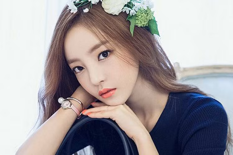 Năm 2015, khi hoạt động solo, Goo Hara lại càng để lộ giọng hát yếu, không ra hơi kể cả khi không nhảy.