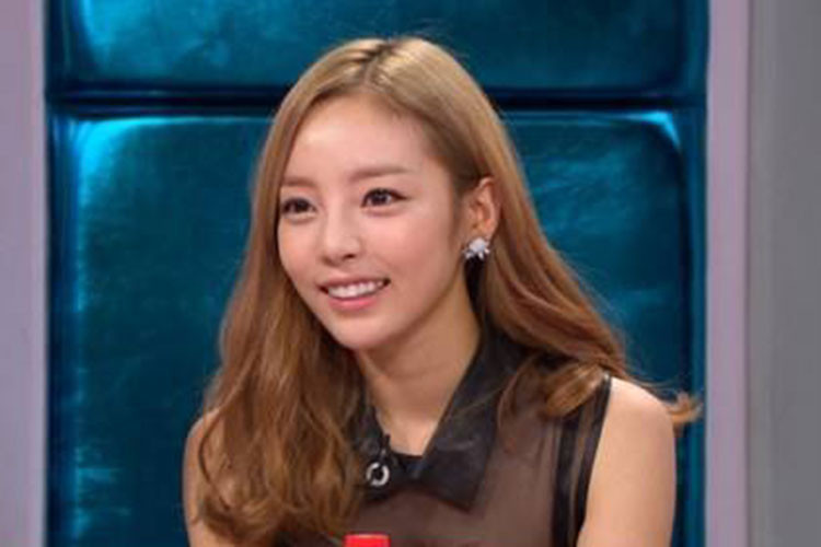 Năm 2013, khi bị MC Kim Gu Ra hỏi chuyện tình cảm với bạn trai cũ Yong Jun Hyung trên truyền hình, Goo Hara tỏ ra thiếu chuyên nghiệp và vô lễ khi ném chai trước về phía MC và hét lớn.