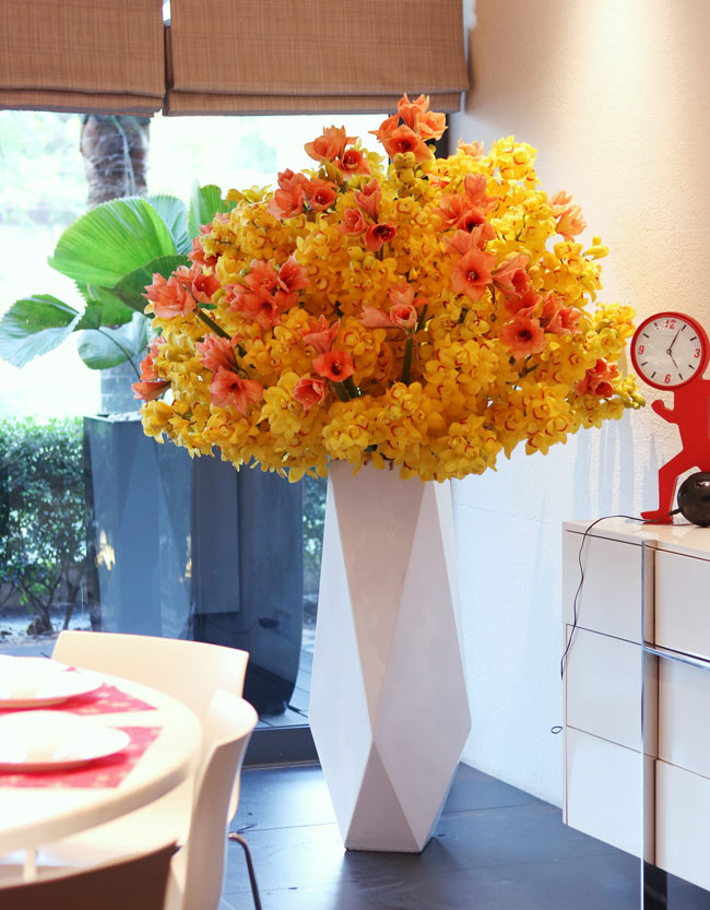 Một công ty lĩnh vực làm đẹp đặt 82 triệu mua lẵng hoa gồm địa lan vàng nhập từ Nhật, lan tứ diện nhập từ Hà Lan. Các loại hoa này đều có chiều dài từ 1.1-1.3m/1 cành, độ bền rất cao. (Ảnh: Dân Việt).