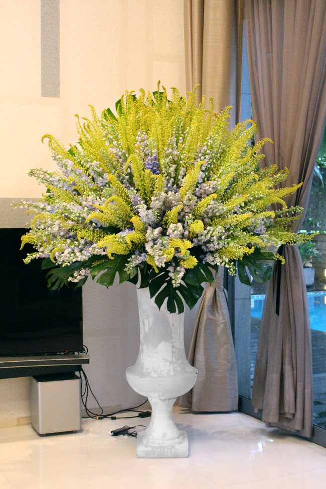 Bình hoa giá 85 triệu đồng được làm từ hơn 500 cành hoa Phi yến Delphinimum màu xanh đặc biệt giá từ 120.000 – 150.000 đồng/cành, loại hoa này dài trên 1m. Ngoài ra, lẵng hoa khủng cũng được làm bằng những bông hoa đuôi chồn nhập khẩu cao từ 1 – 1,2m và có giá từ 400.000 – 500.000 đồng/cành. Nguyên liệu hoa của bình hoa này đều được nhập từ Hà Lan.