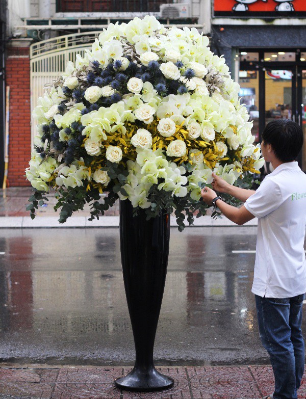 Bình hoa 62 triệu đồng cũng có những loại hoa tương tự kèm theo hoa Allium có giá 350.000 đồng/cành. (Ảnh: Dân trí).