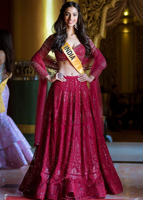 Bước vào cuộc thi, Meenakshi Chaudhary luôn xuất hiện trong hình ảnh lộng lẫy, rạng ngời "dìm hàng" nhiều đối thủ.