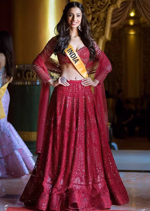 Bước vào cuộc thi, Meenakshi Chaudhary luôn xuất hiện trong hình ảnh lộng lẫy, rạng ngời "dìm hàng" nhiều đối thủ.