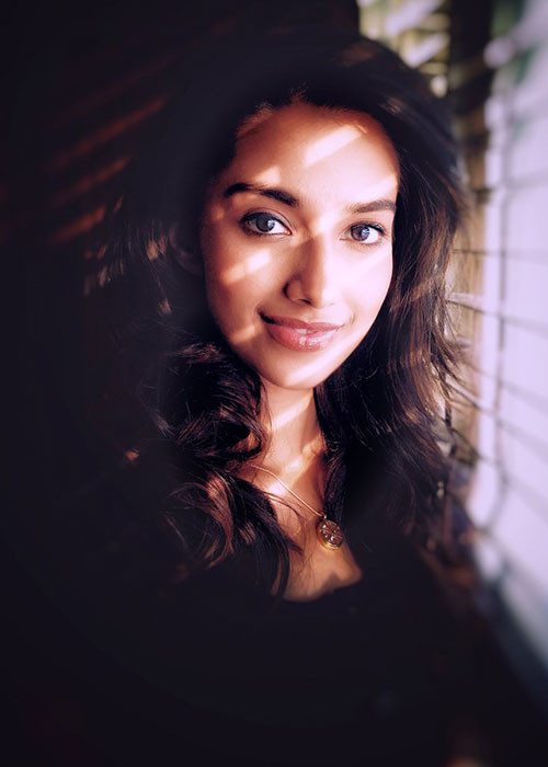 Ngoài đời, không váy áo lộng lẫy, trang điểm cầu kỳ, Meenakshi vẫn xinh đẹp hút hồn.