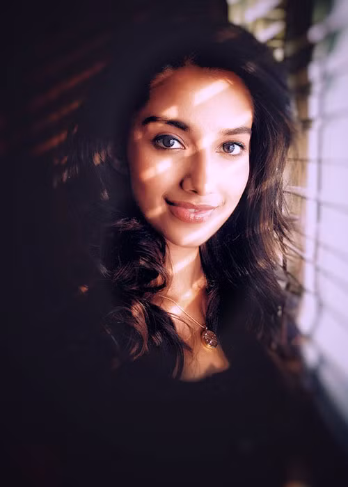 Ngoài đời, không váy áo lộng lẫy, trang điểm cầu kỳ, Meenakshi vẫn xinh đẹp hút hồn.