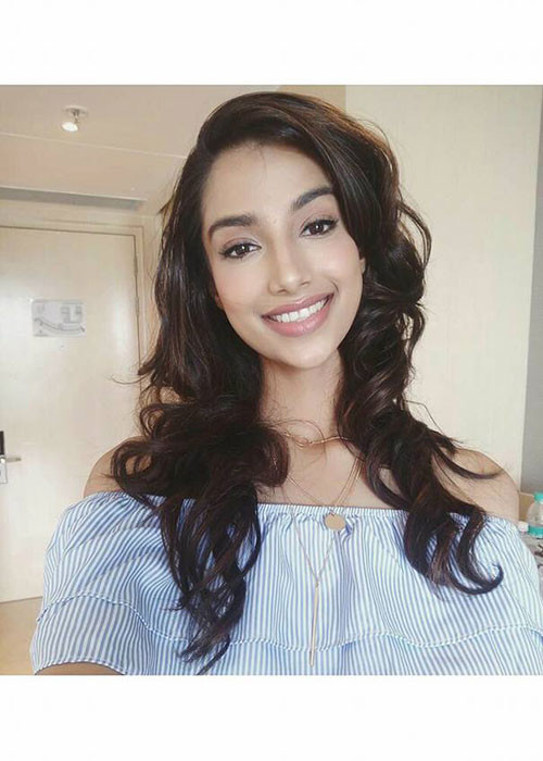 Á hậu thường được nhận xét ăn mặc rất trẻ trung.