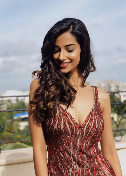 Meenakshi sở hữu gương mặt đẹp tựa "nữ thần" với nụ cười tỏa nắng luôn thường trực trên môi.