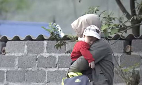 “Quynh bup be”: Thot tim ke hoach Canh dua me con Quynh bo tron-Hinh-2