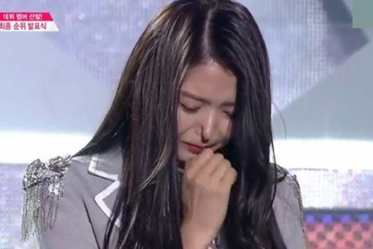 Nữ ca sĩ người Hàn Im Na Young lộ chiếc mũi bị bẹp dúm sau khi vô tình ấn tay vào cánh mũi. Nhiều người cho rằng đây là sự cố lộ dao kéo. Ảnh: Saostar