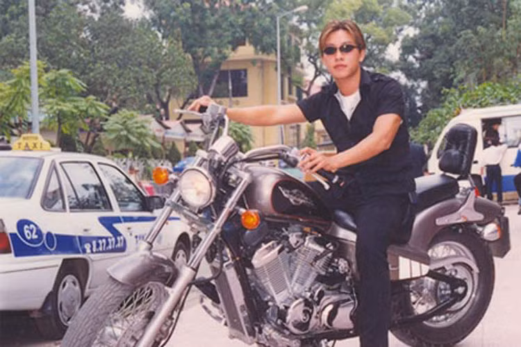 Năm 2000, Tuấn Hưng rời Hà Nội vào TP HCM lập nghiệp. Theo Dân Việt, thời điểm đó, anh không có gì ngoài sự tự tin, tiền không có, giọng hát thì chưa ổn định. Ảnh: Ngoisao