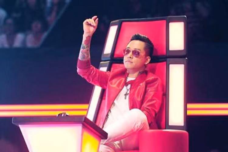 Ngoài ca hát, Tuấn Hưng còn đóng phim. Anh từng tham gia diễn xuất trong bộ phim “Cho một tình yêu", "Những nụ hôn rực rỡ". Bên cạnh đó, Tuấn Hưng từng nhận được sự chú ý khi làm giám khảo Giọng hát Việt 2015. Ảnh: VTC