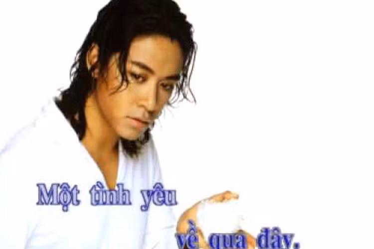 Nhờ từng là thành viên của nhóm Quả dưa hấu, Tuấn Hưng khá đắt show tại các tụ điểm ca nhạc. Đến năm 2002, sự nghiệp ca hát của Tuấn Hưng có bước ngoặt khi anh thể hiện thành công ca khúc “Tình yêu lung linh”. Ảnh: Youtube