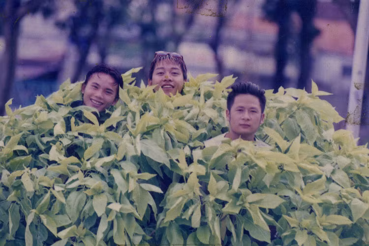 Khi đang học năm thứ 3 ngành Quản trị kinh doanh tại một trường đại học ở Hà Nội, Tuấn Hưng quyết định đi hát khi tham gia nhóm Quả dưa hấu. Ảnh: Zing