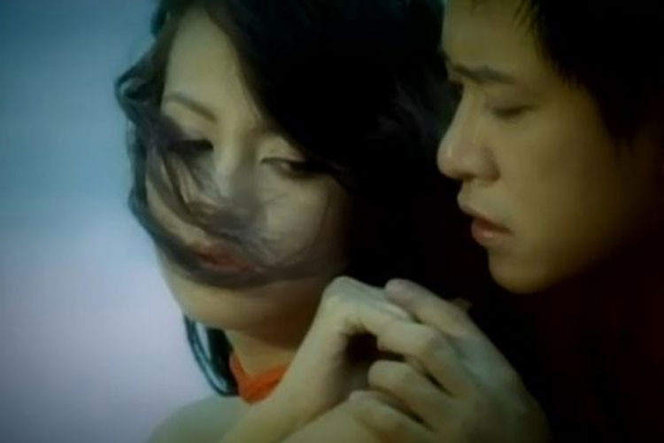 Năm 2005, khi sự nghiệp đang có dấu hiệu xuống dốc, Tuấn Hưng lấy lại được tên tuổi nhờ ca khúc “Dĩ vãng cuộc tình” và “Biết tìm đâu” do ca sĩ Duy Mạnh viết tặng Tuấn Hưng. Ảnh: nhaccuatui