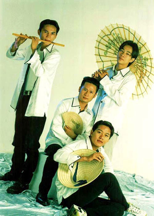 Nhóm Quả dưa hấu được thành lập vào năm 1998 dưới sự đỡ đầu của nhạc sĩ Ngọc Châu. Nhóm gồm Tuấn Hưng, Bằng Kiều, Tường Văn và Anh Tú. Ảnh: Zing