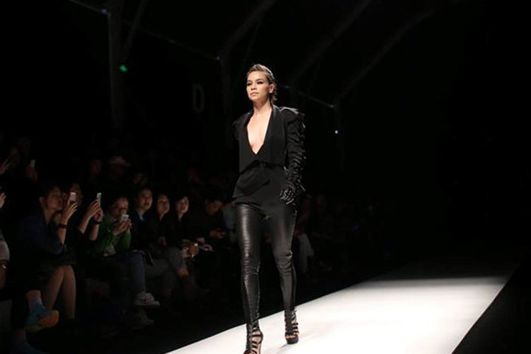Làm vedette trong show diễn của NTK Kelly Bùi ở Tuần lễ thời trang Thượng Hải năm 2014, nữ ca sĩ nổi bật bên dàn mẫu quốc tế nhờ thần thái. Ảnh: Zing