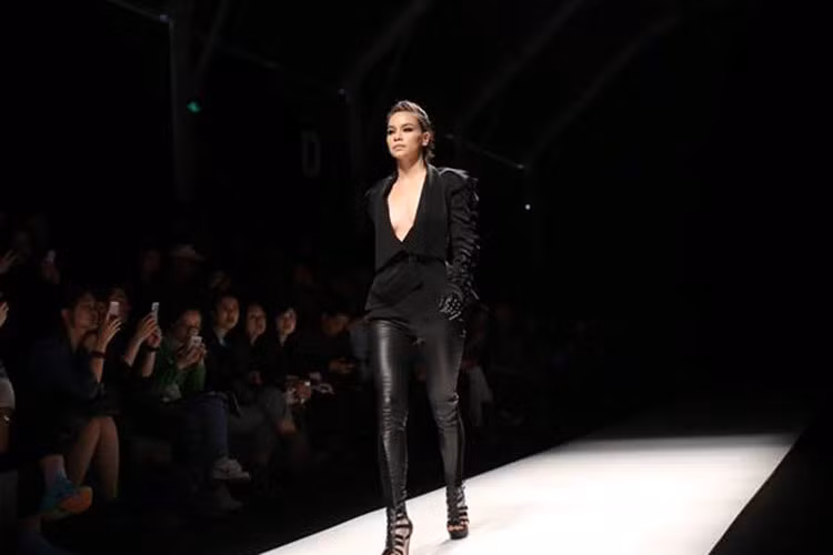 Làm vedette trong show diễn của NTK Kelly Bùi ở Tuần lễ thời trang Thượng Hải năm 2014, nữ ca sĩ nổi bật bên dàn mẫu quốc tế nhờ thần thái. Ảnh: Zing