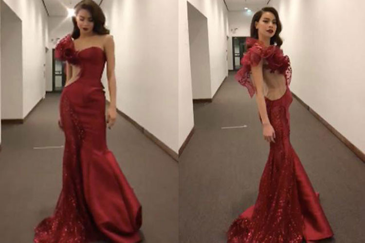 Diện váy dạ hội màu đỏ nổi bật, Hà Hồ ngẫu hứng catwalk với kỹ năng hất váy điêu luyện. Ảnh: Khampha