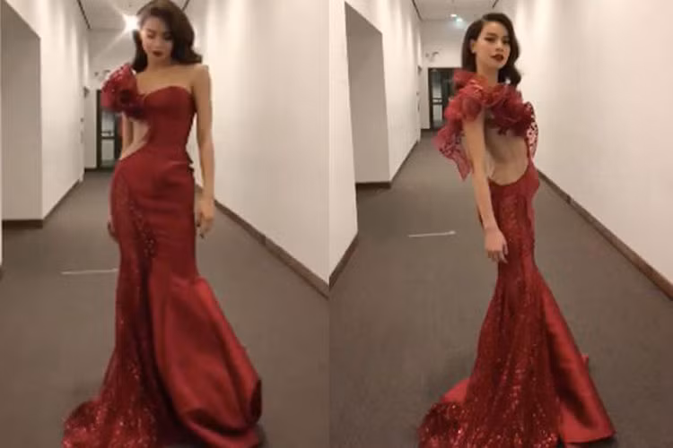 Diện váy dạ hội màu đỏ nổi bật, Hà Hồ ngẫu hứng catwalk với kỹ năng hất váy điêu luyện. Ảnh: Khampha
