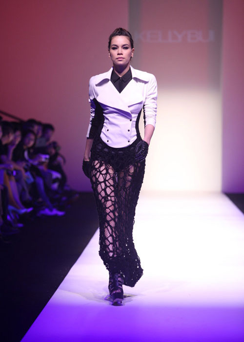 Lấn sân ca hát và theo đuổi sự nghiệp cầm mic trong nhiều năm qua, Hà Hồ vẫn gây ấn tượng mỗi khi tái xuất sàn catwalk. Ảnh: Danviet