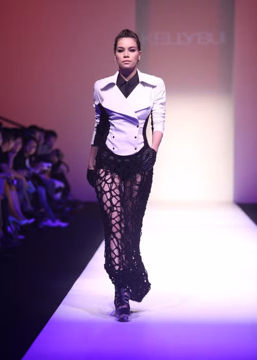 Lấn sân ca hát và theo đuổi sự nghiệp cầm mic trong nhiều năm qua, Hà Hồ vẫn gây ấn tượng mỗi khi tái xuất sàn catwalk. Ảnh: Danviet