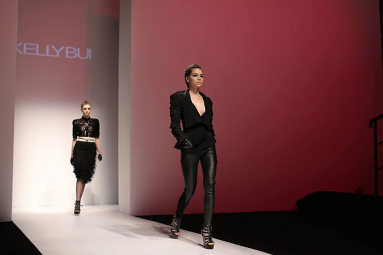 Nói về màn trình diễn của Hà Hồ tại show diễn ở Thượng Hải, Xuân Lan cho hay: "Những tràng pháo tay kéo dài khi cô ấy xuất hiện. Hà thể hiện sự vượt trội khi xuất hiện giữa một dàn các chân dài quốc tế". Ảnh: Zing