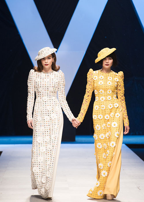 Xuất hiện trên sàn catwalk cùng siêu mẫu Thanh Hằng, Hà Hồ lột tả thần thái chuyên nghiệp không kém cô bạn thân. Ảnh: Yan