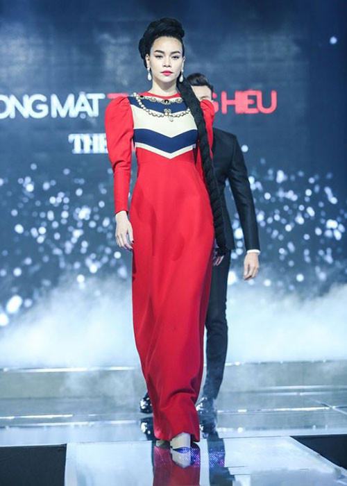 Trong chung kết The Face 2016, Hồ Ngọc Hà vẫn thể hiện được những bước catwalk điêu luyện dù từ giã sàn diễn khá lâu. Ảnh: Saostar