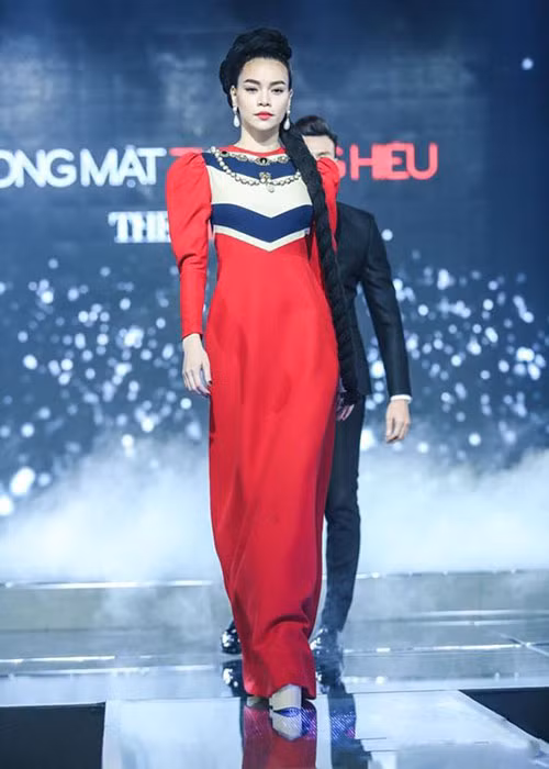 Trong chung kết The Face 2016, Hồ Ngọc Hà vẫn thể hiện được những bước catwalk điêu luyện dù từ giã sàn diễn khá lâu. Ảnh: Saostar