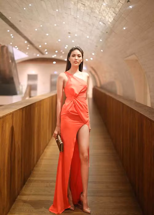 Lan Khuê không gây nhàm chán bởi chọn các mẫu thiết kế đa dạng để lộ đôi chân gợi cảm. Ảnh: Khampha