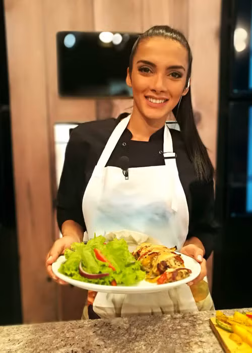 Hiện tại, Clara làm đầu bếp trong một chương trình truyền hình ẩm thực.