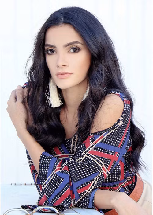 Hình ảnh tân hoa hậu làm người mẫu ảnh trước khi đăng quang.