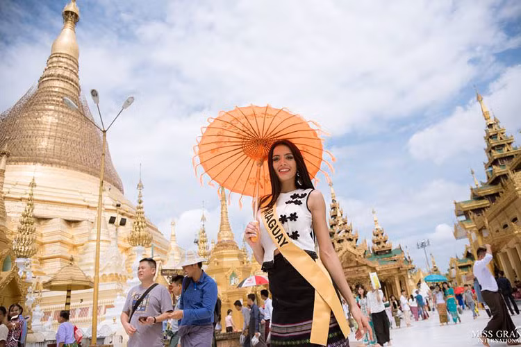 Tại quê nhà, Clara Sosa là một người mẫu kiêm đầu bếp chuyên nghiệp.