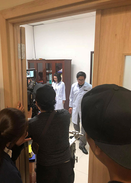 Hồi tháng 7/2018, Linh Miu từng chia sẻ hình ảnh trên phim trường "Hậu duệ mặt trời" nhưng không tiết lộ bất cứ thông tin nào.