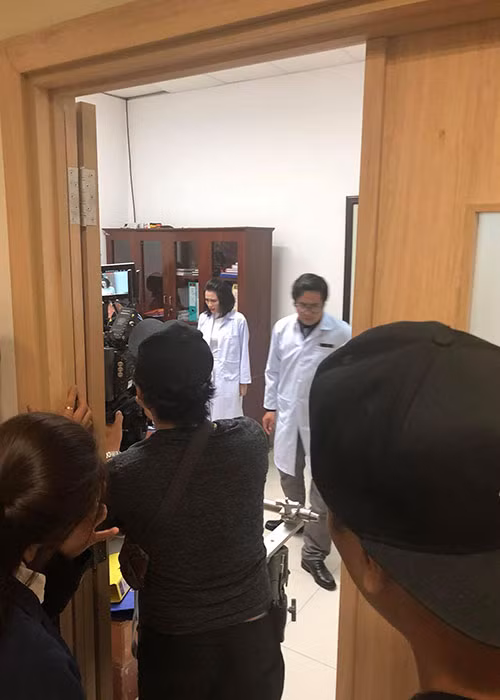 Hồi tháng 7/2018, Linh Miu từng chia sẻ hình ảnh trên phim trường "Hậu duệ mặt trời" nhưng không tiết lộ bất cứ thông tin nào.