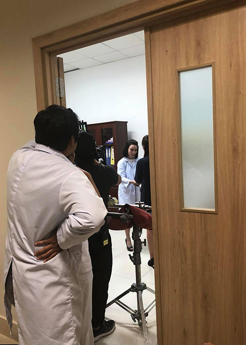 Nhân vật nữ bác sĩ Dung đanh đá được đảm nhận bởi hot girl Linh Miu.