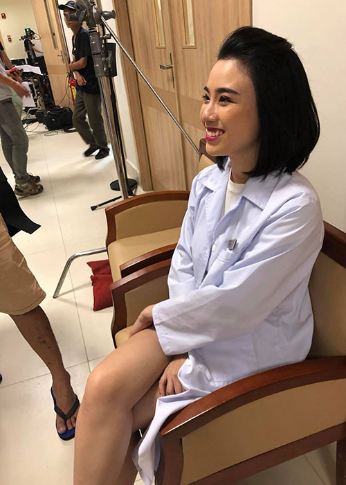 Hình ảnh hot girl sinh năm 1993 tươi tắn trên phim trường.