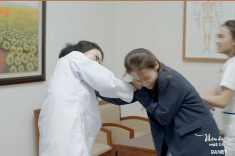 Vốn không ưa Hoài Phương, Dung lên mặt và ép Hoài Phương thay mình dẫn sóng bản tin sức khỏe sau khi lên chức. Khi bị Hoài Phương nói rằng không có học, Dung tức giận giật tóc Hoài Phương. Sau đó, cả hai xảy ra xô xát. Ảnh: chụp màn hình