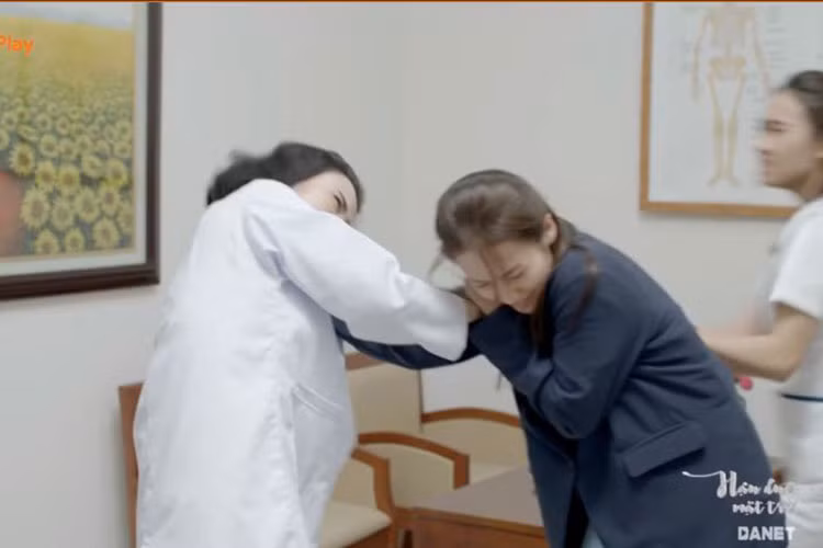 Vốn không ưa Hoài Phương, Dung lên mặt và ép Hoài Phương thay mình dẫn sóng bản tin sức khỏe sau khi lên chức. Khi bị Hoài Phương nói rằng không có học, Dung tức giận giật tóc Hoài Phương. Sau đó, cả hai xảy ra xô xát. Ảnh: chụp màn hình