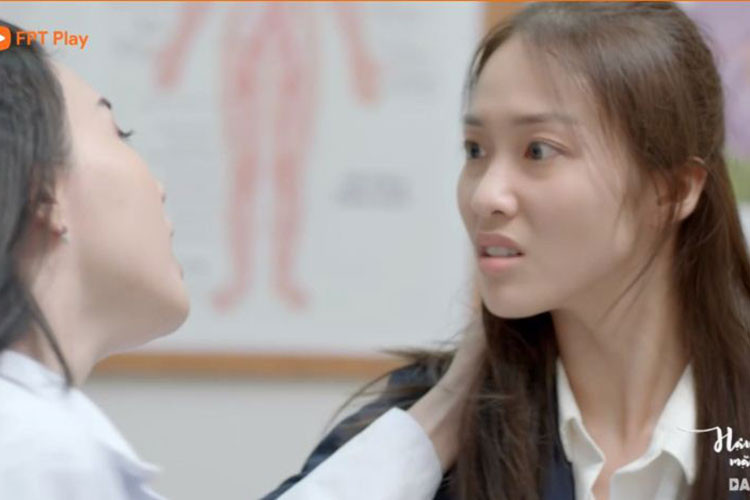 Nhờ mối quan hệ với ban giám đốc, Dung lên chức phó khoa dù kém tuổi nghề và tuổi đời với nữ bác sĩ Hoài Phương (Khả Ngân). Ảnh: Chụp màn hình