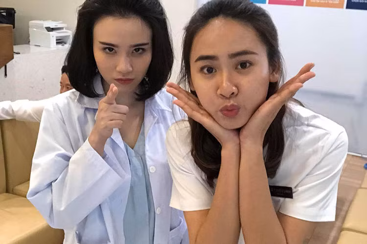 Linh Miu không diện trang phục hở bạo quen thuộc, thay vào đó, cô xuất hiện kín đáo trong chiếc áo blouse trắng.