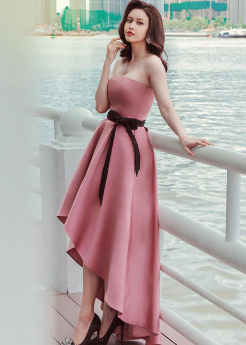 Từ ngày dao kéo vòng một, gái một con Trương Quỳnh Anh ngày càng gợi cảm và chăm diện đồ cúp ngực, khoét sâu.