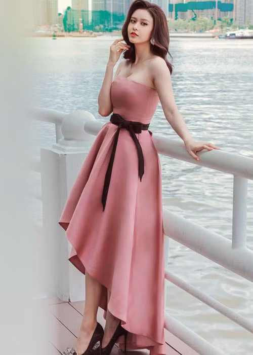 Từ ngày dao kéo vòng một, gái một con Trương Quỳnh Anh ngày càng gợi cảm và chăm diện đồ cúp ngực, khoét sâu.