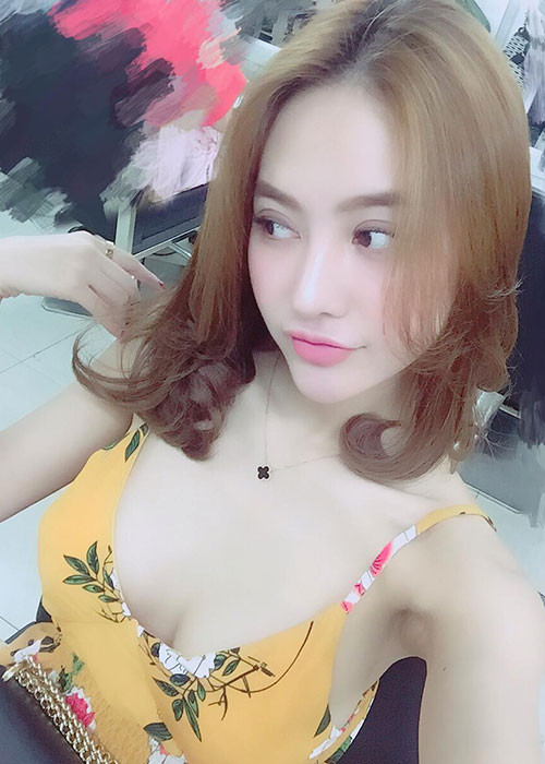 Sau khi nâng ngực, bạn gái của Lâm Vinh Hải chuộng váy áo khoe tối đa lợi thế hình thể.