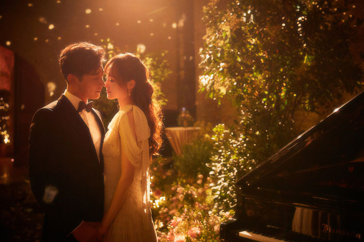 Đường Yên từng làm phù dâu cho Dương Mịch. Song những năm gần đây, tình bạn giữa hai 2 nữ diễn viên được cho là không như trước nên không rõ Dương Mịch có làm phù dâu cho Đường Yên hay không.