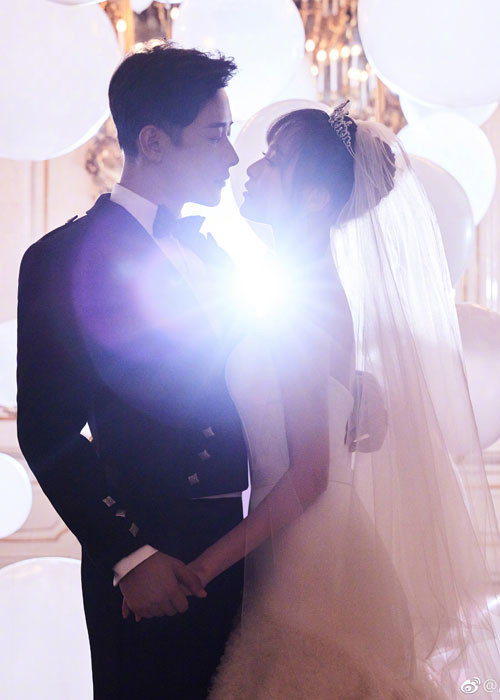 Bộ ảnh cưới của Đường Yên và La Tấn cùng lời xác nhận đã kết hôn của cặp đôi này khiến fans vui mừng khôn xiết.