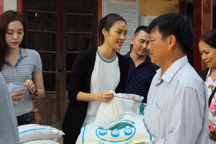 Lan Khuê khá chăm chỉ tham gia các hoạt động từ thiện. Ảnh: Ngoisao