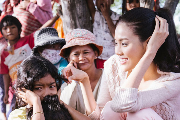 Hình ảnh Lan Khuê rạng rỡ bên các em nhỏ trong một chuyến đi từ thiện. Ảnh: Vietnamnet 