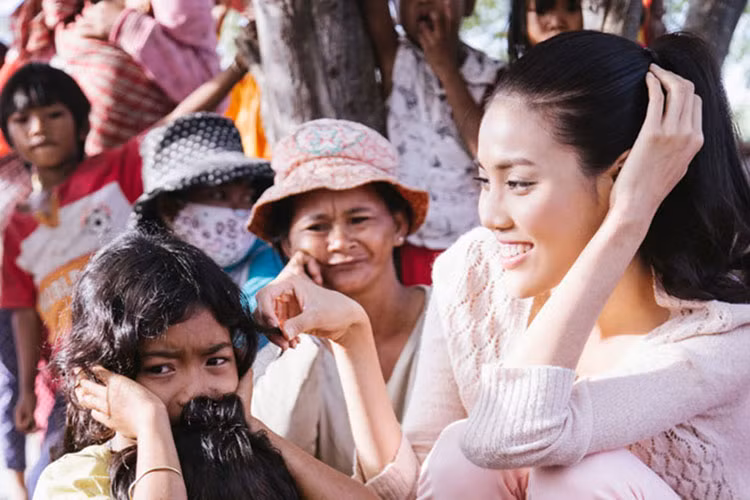 Hình ảnh Lan Khuê rạng rỡ bên các em nhỏ trong một chuyến đi từ thiện. Ảnh: Vietnamnet 